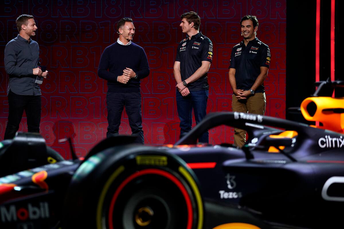 El jefe de la escudería Christian Horner, el campeón Max Verstappen y el mexicano Sergio Checo Pérez, con el modelo RB18, el auto con el que Red Bull Racing pretende replicar el título que logró el piloto neerlandés el año pasado