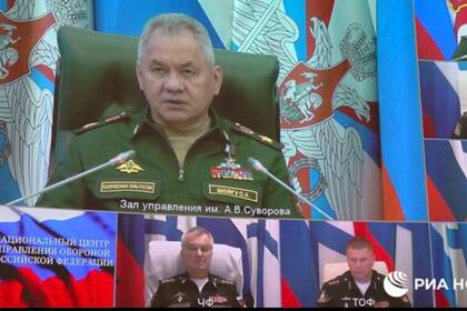 El jefe de la flota rusa en el mar Negro, Viktor Sokolov, asiste por videoconferencia a una reunión del Ministerio de Defensa (abajo a la izquierda)