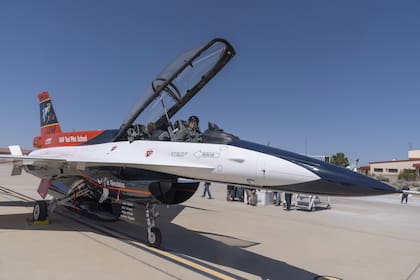 El jefe de la Fuerza Aérea de EE.UU., Frank Kendall se sienta en la cabina de un X-62A. (AP/Damian Dovarganes)