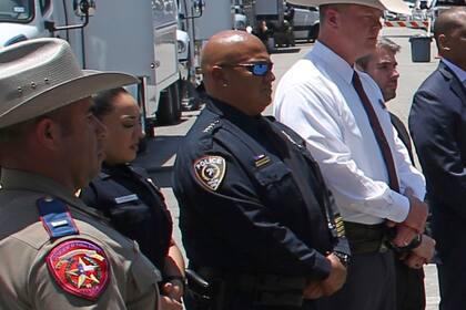 El jefe de la policía escolar de Uvalde, Texas, Pete Arredondo, tercero de izquierda a derecha, durante una conferencia de prensa en las afueras de la Escuela Primaria Robb, el 26 de mayo del 2022, en Uvalde.  (AP Foto/Dario Lopez-Mills)
