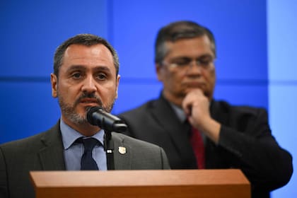 El jefe de la Policía Federal de Brasil, Andrei Passos Rodrigues, habla junto al ministro de Justicia y Seguridad Pública de Brasil, Flavio Dino, durante una conferencia de prensa en el Palacio de Justicia de Brasilia.