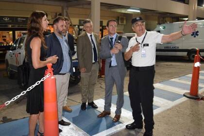 El jefe de la PSA, José Glinsky, recorrió anoche la zona del aeropuerto de Salta donde estuvo estacionado el avión que fue interceptado en México