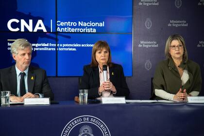 El jefe de la SIDE, Sergio Neiffert, la ministra Patricia Bullrich y la secretaria de Seguridad Nacional, Alejandra Monteoliva