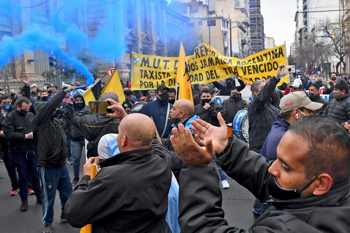 El jefe de la UTA, Roberto Fernández, dijo que los gobernadores utilizan los fondos nacionales para otros fines; podría haber un paro nacional