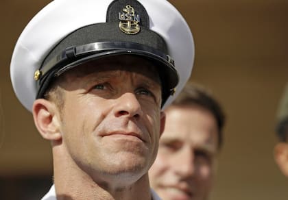 El jefe de operaciones especiales de la Armada, Edward Gallagher fue acusado de crímenes de guerra y asesinato. Lo absolvieron de todos los cargos, excepto el de posar en una foto con un militante muerto del Estado Islámico