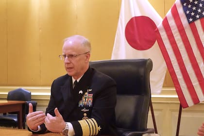El jefe de operaciones navales de Estados Unidos, el almirante Daryl Caudle, durante una visita en Tokio
