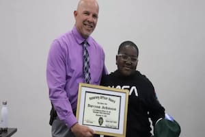 El jefe de policía de Muskogee, Johnny Teehee, otorgó un premio de oficial honorario a Davyon Johnson, de 11 años.