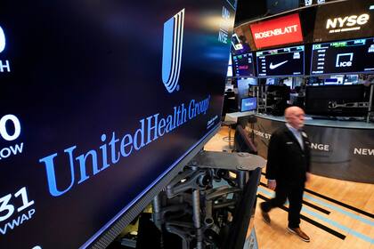 El jefe de UnitedHealth Group renuncia y la firma suspende sus previsiones para 2025