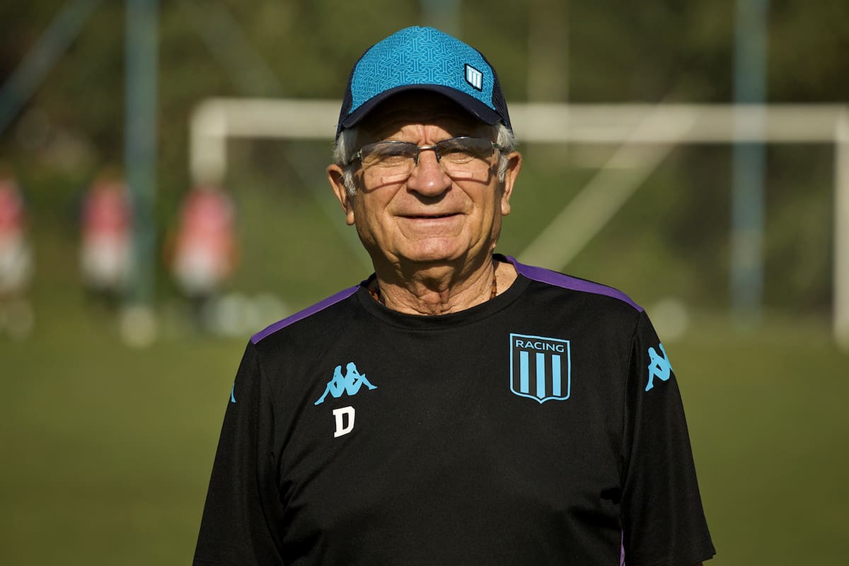 El jefe del área de juveniles de Racing, Miguel Gomis, sonríe en medio de una sesión de entrenamiento