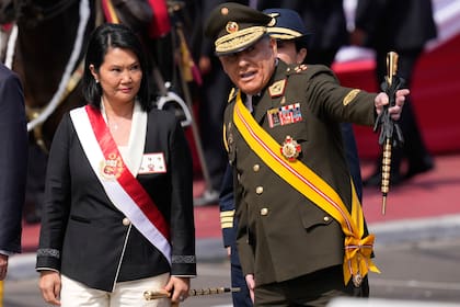 El jefe del Comando Conjunto de las Fuerzas Armadas, general César Ojeda, da la bienvenida a la nueva presidenta de Perú, Keiko Fujimori