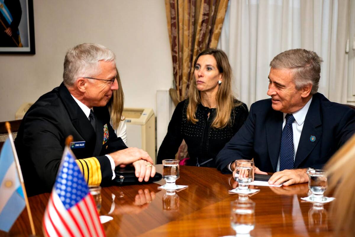El jefe del Comando Sur de las Fuerzas Armadas de Estados Unidos, el almirante Craig Faller, junto al ministro Oscar Aguad