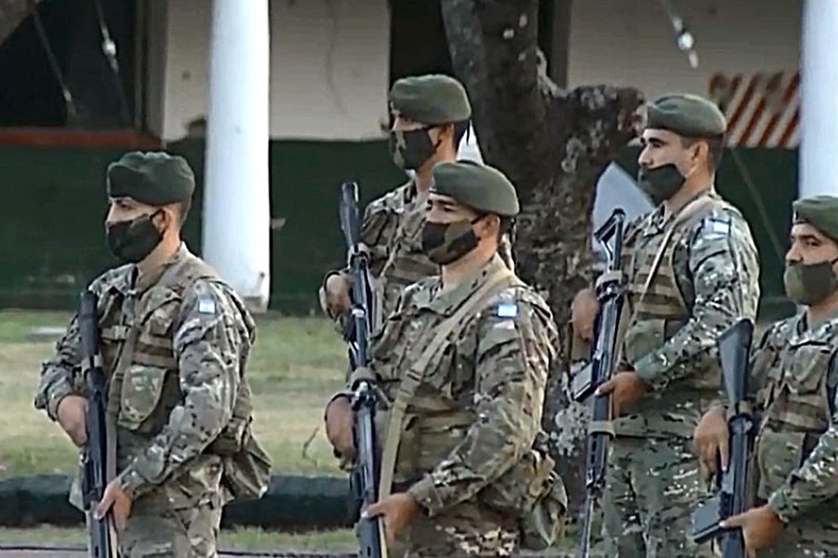 El jefe del Ejército, general Agustín H. Cejas, y el vicegobernador de Formosa, Eber Solís, rinden homenaje a militares caídos por un ataque de Montoneros