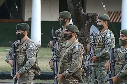 El jefe del Ejército, general Agustín H. Cejas, y el vicegobernador de Formosa, Eber Solís, rinden homenaje a militares caídos por un ataque de Montoneros