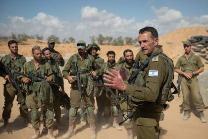 El jefe del Ejército israelí, Herzi Halevi, junto a soldados de esa fuerza cerca de la frontera con Gaza