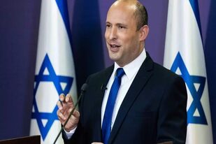 El jefe del partido de derecha radical israelí Yamina, Naftali Bennett, durante un discurso en el Parlamento, en Jerusalén, el 30 de mayo de 2021 YONATAN SINDEL POOL/AFP