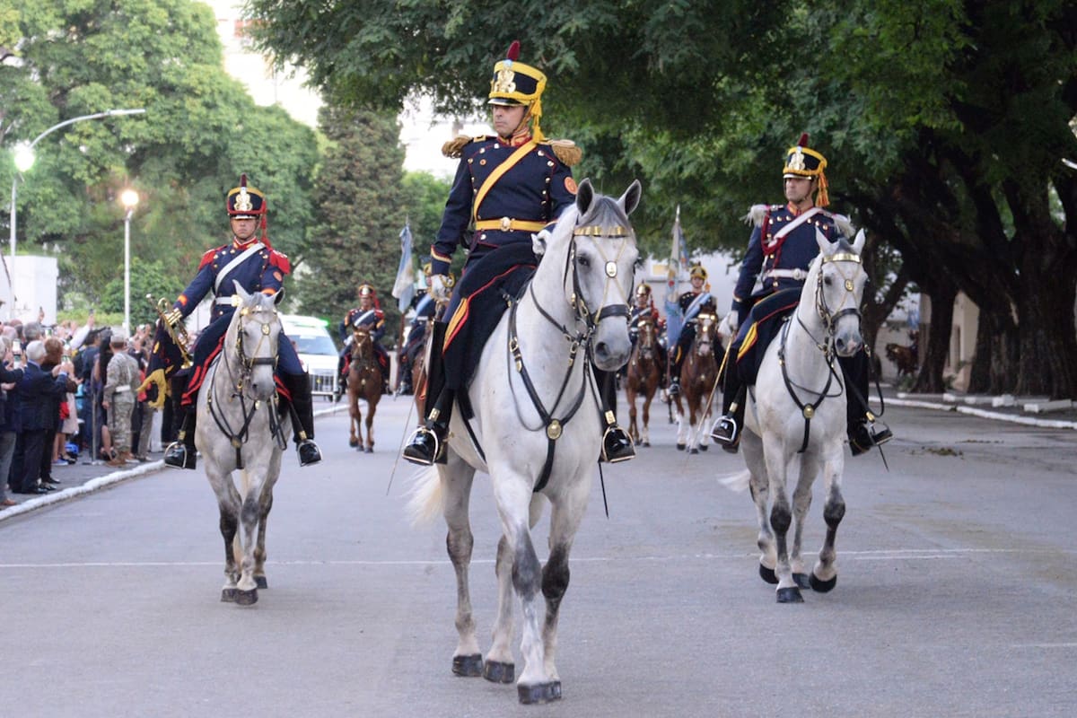 El jefe del regimiento, coronel José María Protti, encabeza el desfile en conmemoración al aniversario de la creación de Granaderos.