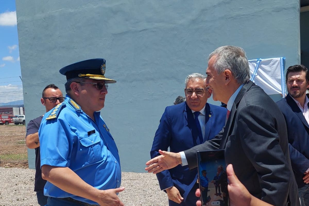 El jefe del Servicio Penitenciario de Jujuy, Julio Vaca, junto al entonces gobernador Gerardo Morales, en 2023, al inaugurar el establecimiento penitenciario de Chalicán