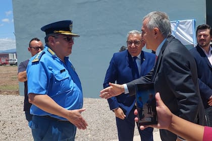 El jefe del Servicio Penitenciario de Jujuy, Julio Vaca, junto al entonces gobernador Gerardo Morales, en 2023, al inaugurar el establecimiento penitenciario de Chalicán