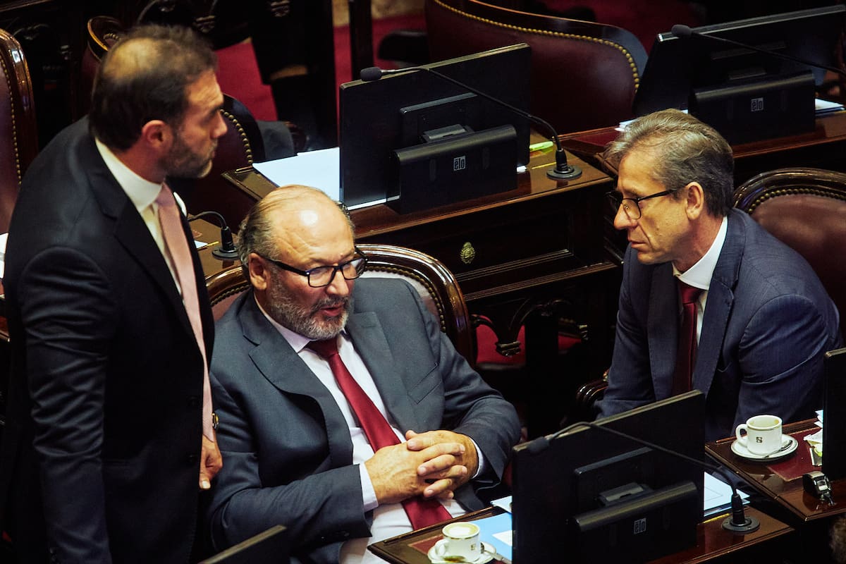 El jefe libertario Ezequiel Atauche habla con Eduardo Vischi en el Senado