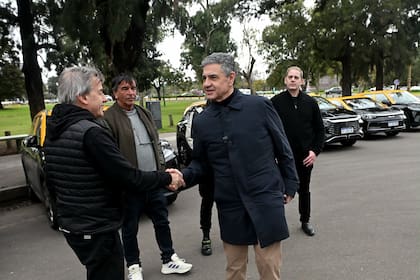 El Jege de Gobierno, Jorge Macri, junto a los primeros taxistas que compraron autos eléctricos a través del préstamo