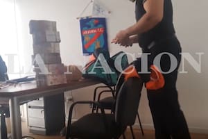 El jenga de billetes: bolsos con fajos de pesos en las oficinas de Juan Pablo Beacon. De un fondo un banderín de Arsenal, el club que gerenció