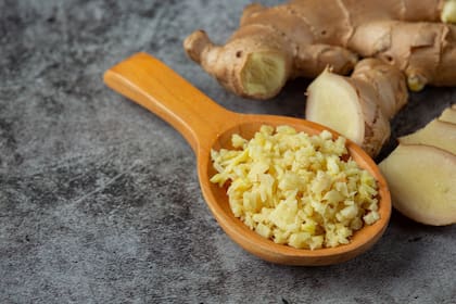El jengibre es rico en gingeroles y shogaoles, compuestos con potencial antiinflamatorio