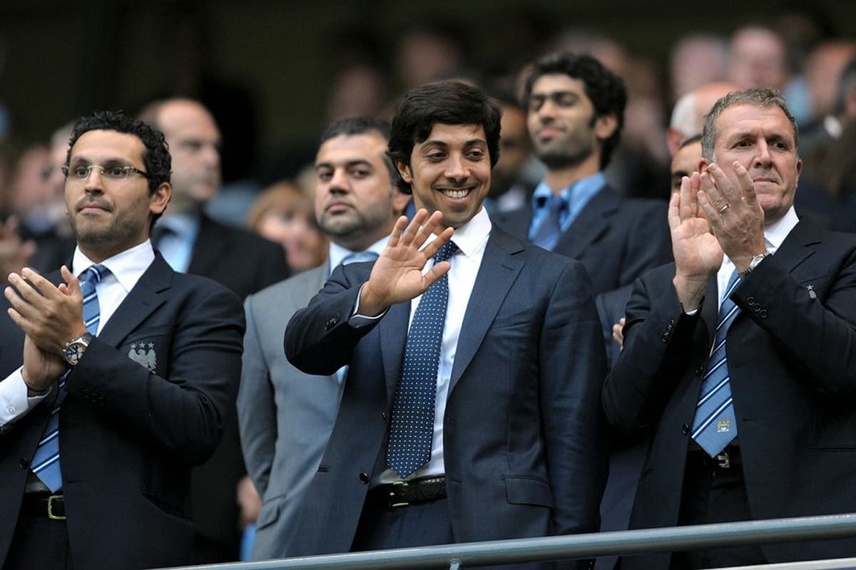 El jeque Mansour bin Zayed al-Nahyan, centro, cuyo grupo de inversión privada posee el Manchester City en la Premier League inglesa, durante un partido contra el Liverpool en 2010.