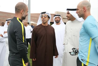 El jeque Mansour, dueño del City, junto a Pep Guardiola, exentrenador del club