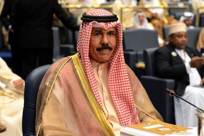 El jeque Nawaf Al-Ahmad Al-Jaber Al-Sabah, durante la clausura de la 25ta Cumbre Árabe, en el palacio de Bayan, en la ciudad de Kuwait, el 26 de marzo de 2014 (Archivo)