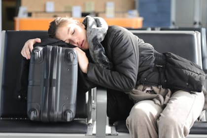 El jet lag es un trastorno temporal que ocurre cuando el cuerpo se desajusta tras un viaje rápido en avión a través de varios husos horarios (Archivo)