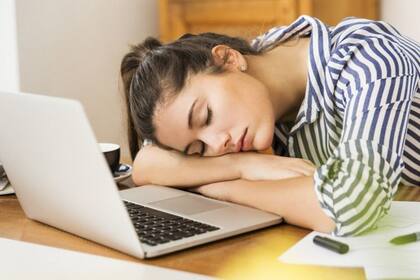 El jet lag social se mide calculando la diferencia entre el promedio de sueño en los días laborables y el de los no laborables