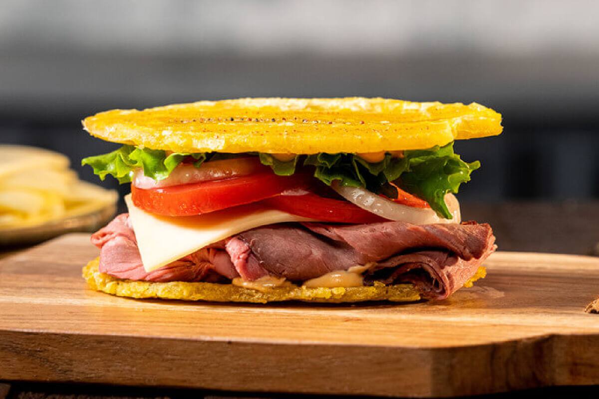 El jibarito, un sándwich hecho con plátano frito que resalta la influencia puertorriqueña en Chicago