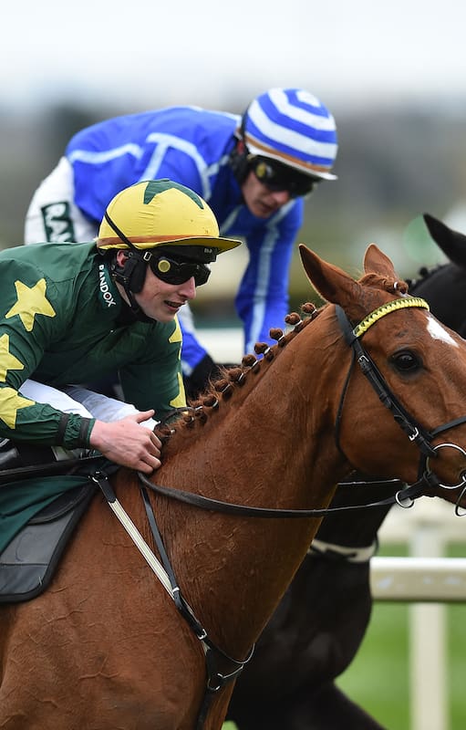 El jinete Conor Stone-Walsh tras su victoria con Will The Wise en la carrera "Topham Handicap Chase"