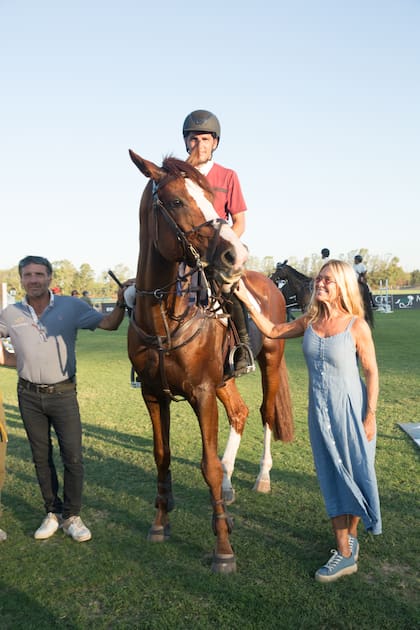 El jinete Lucas Mesa (quedó quinto con Pegasus Chau Amore, propiedad de Rodrigo de la Peña) recibe el saludo de la Trilliza María Emilia.