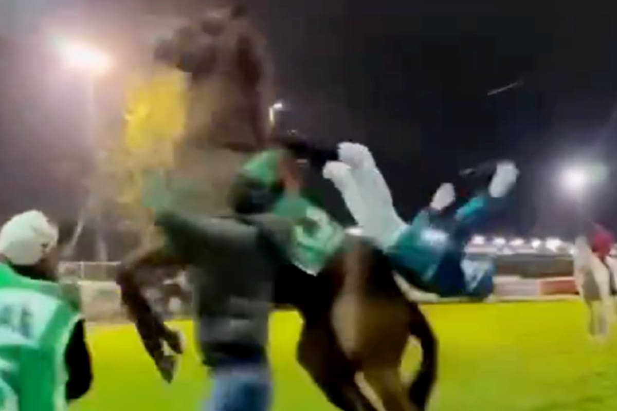 El jockey australiano Micheal Hellyer sufrió un duro accidente el domingo en el hipódromo de Toowoomba, Queensland