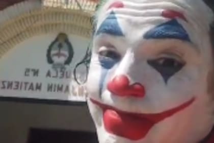 El "Joker" en la puerta de una escuela en El Palomar