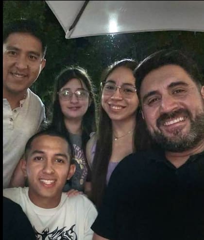El joven, a la izquierda, junto a compañeros de cursada