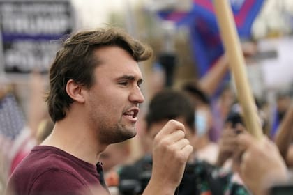 El joven activista conservador Charlie Kirk, de 31 años, fue asesinado por un disparo certero en el cuello mientras ofrecía una charla en la Universidad del Valle de Utah