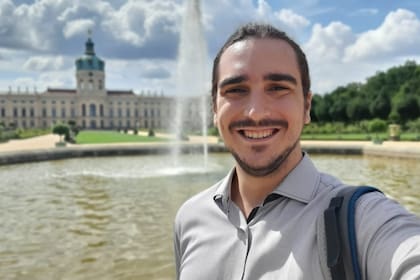 El joven activó la opción premium de LinkedIn para seguir el mercado laboral de Alemania referido a su rubro de interés