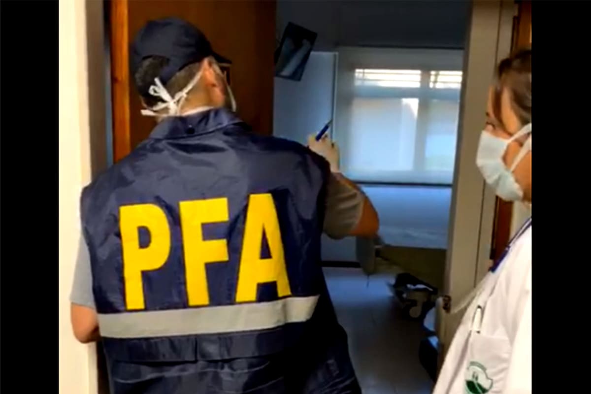 El joven acusado de contagiar a 20 personas estuvo internado en una clínica de Belgrano dónde fue notificado de la causa en su contra por personal de la Policía Federsl