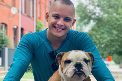 El joven Andrei Doroshin, de 22 años, tomó vacunas contra el coronavirus de su organización y se las aplicó a sus amigos