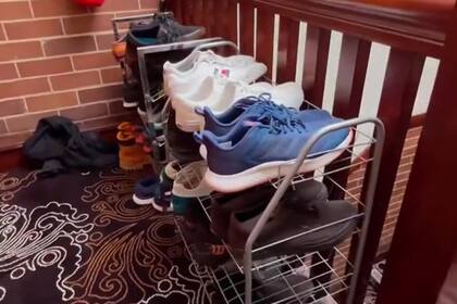 El joven argentino mostró que en los edificios de Australia se suelen dejar las zapatillas afuera del departamento