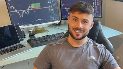 El joven asegura ganar más de 100.000 euros al mes.