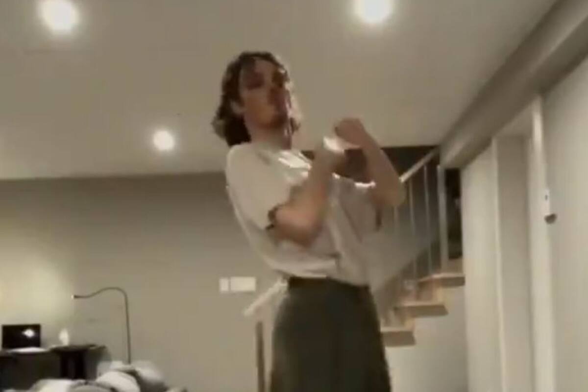 El joven bailaba sin advertir una presencia extraña detrás de él