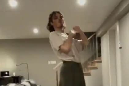 El joven bailaba sin advertir una presencia extraña detrás de él