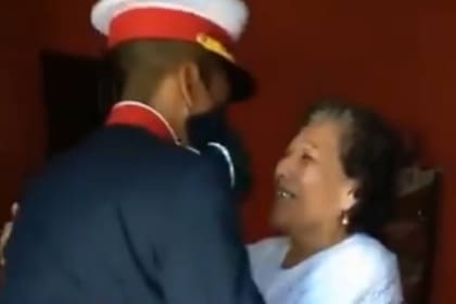 El joven cadete Ezequiel Quiroz visitó a su abuela para darle una sorpresa y la llenó de orgullo