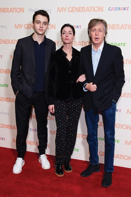 El joven con su mamá, Mary, y su abuelo, Paul McCartney.
