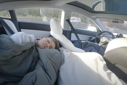El joven conductor de un Tesla Model 3 activó el sistema Autopilot y se puso a dormir en el asiento trasero mientras el vehículo circulaba solo en plena autopista y sin asistencia humana. El video que muestra la imprudente escena se viralizó de forma inmediata en las redes sociales