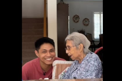 El joven cuida a su abuela y documenta sus días (Captura video)