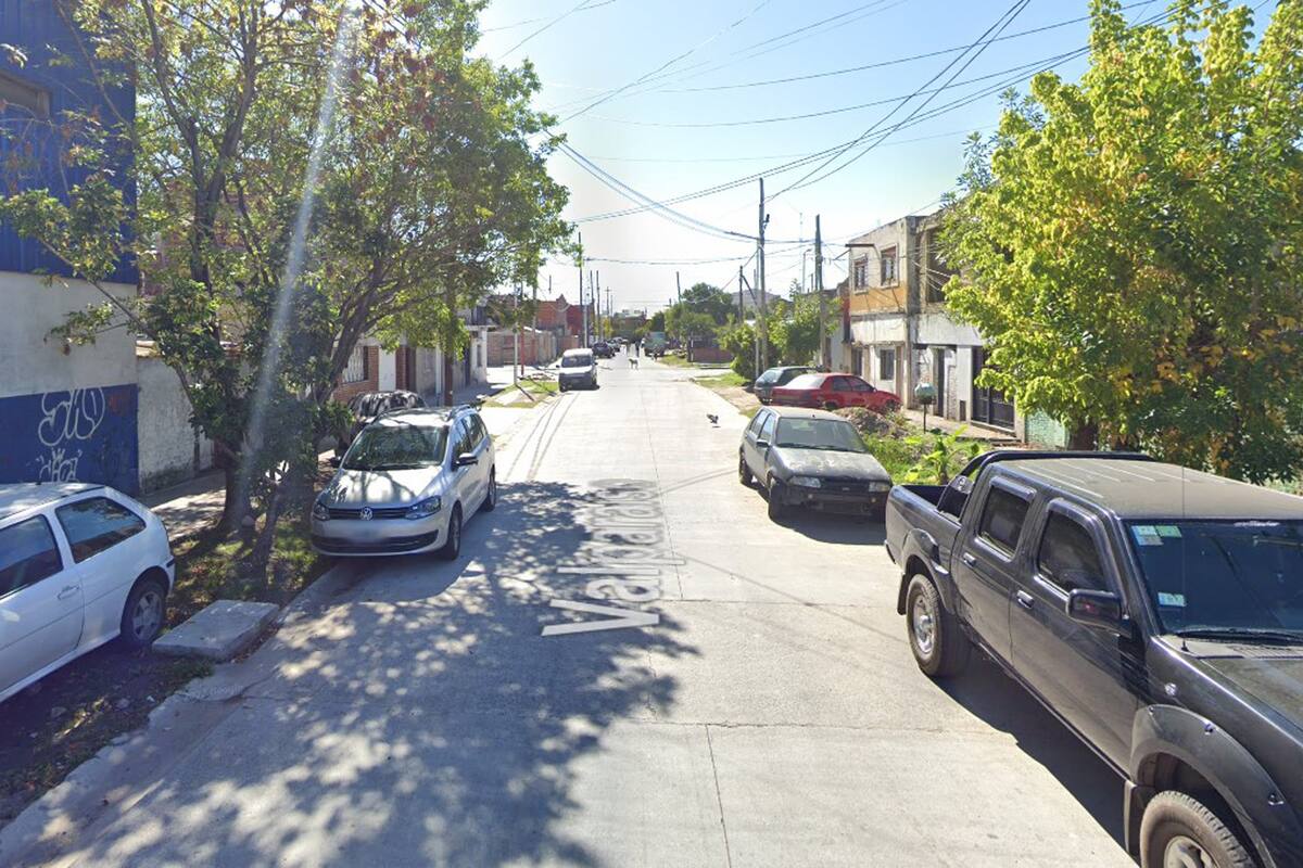 El joven de 19 años que mató a su padre está prófugo.